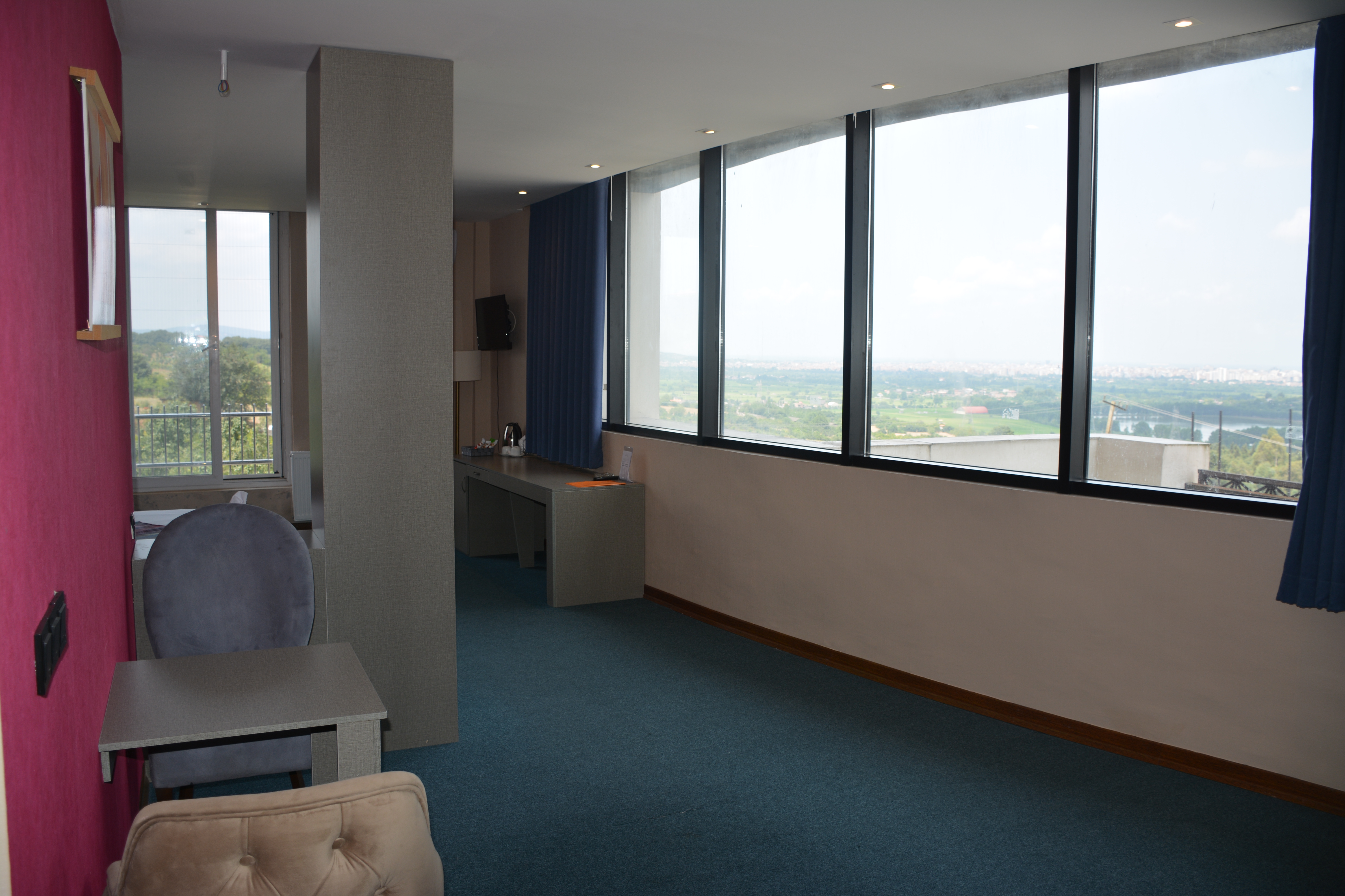 Aseman Shahr Hotel