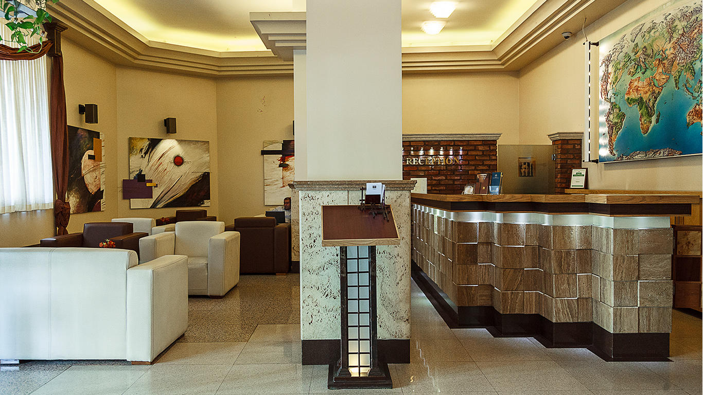 Eskan Forsat Hotel