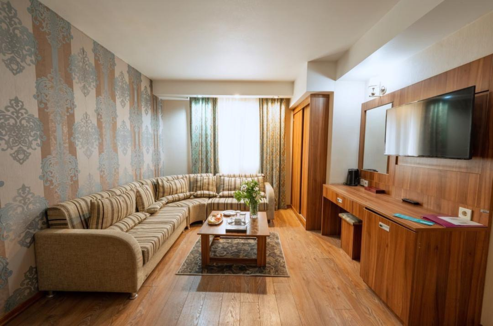 Shiraz Parsian Hotel