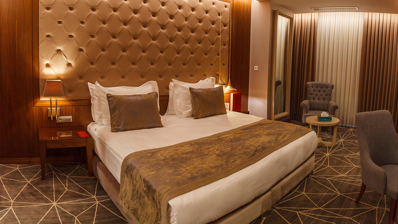 Laleh Park Hotel
