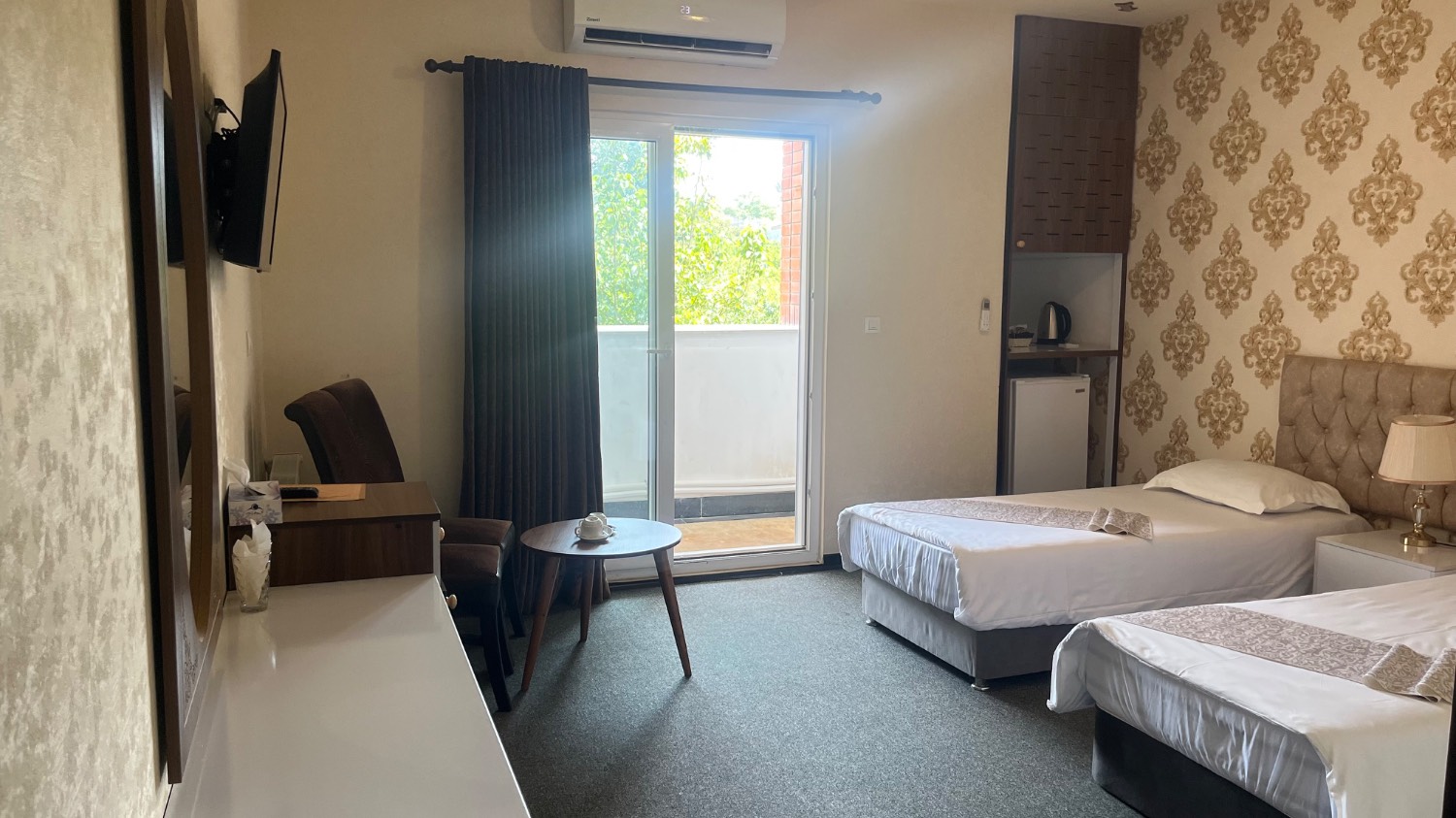 Aseman Shahr Hotel