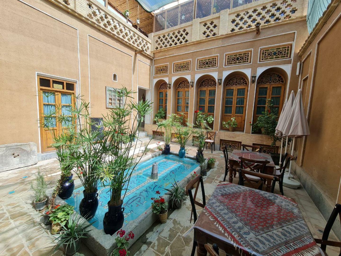 Hotel Tavousiyeh