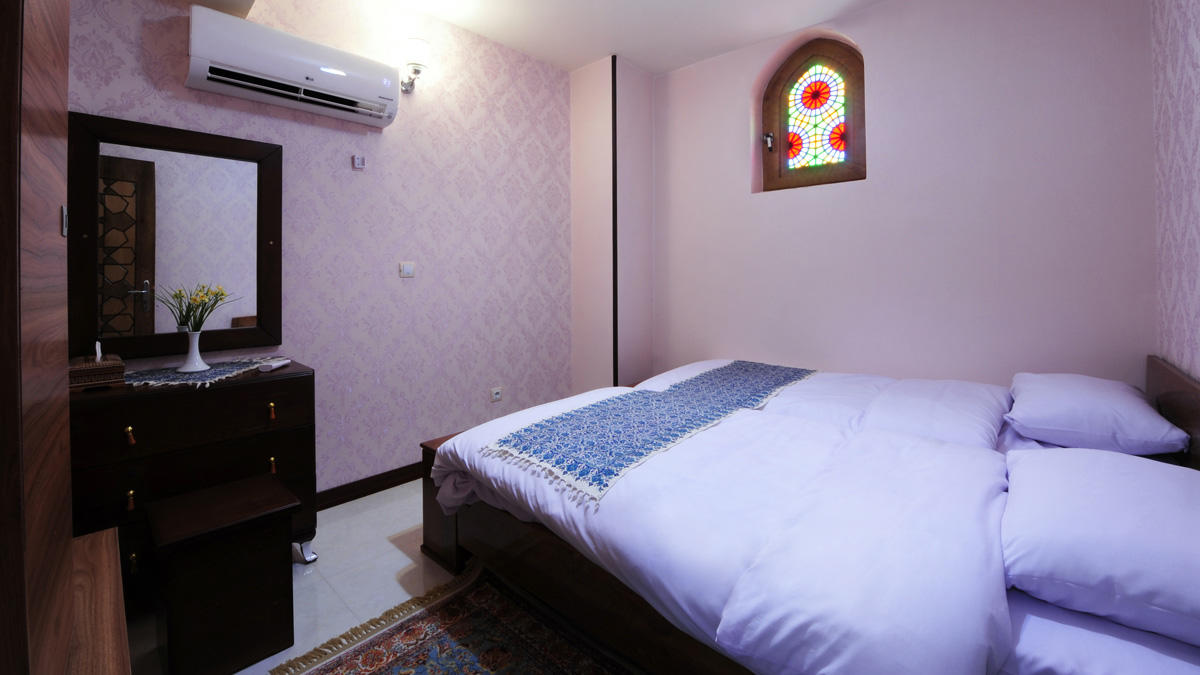Jaam Firouzeh Hotel