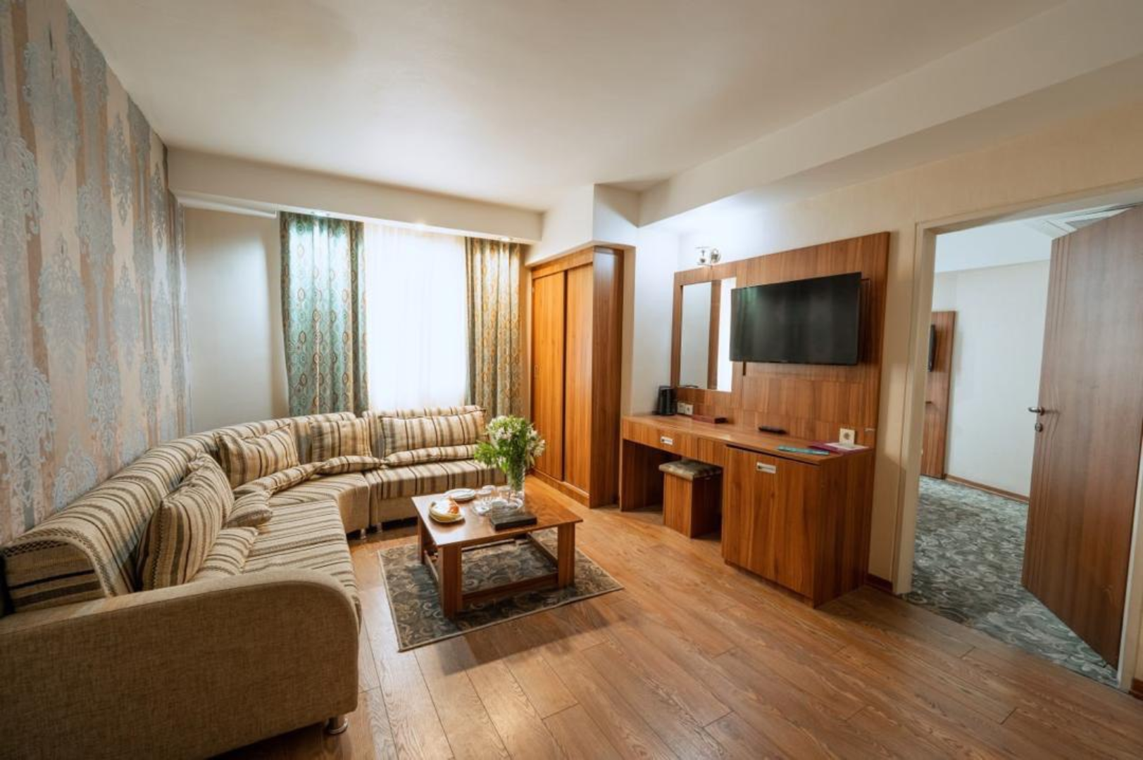 Shiraz Parsian Hotel