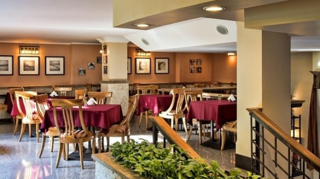 Eskan Forsat Hotel