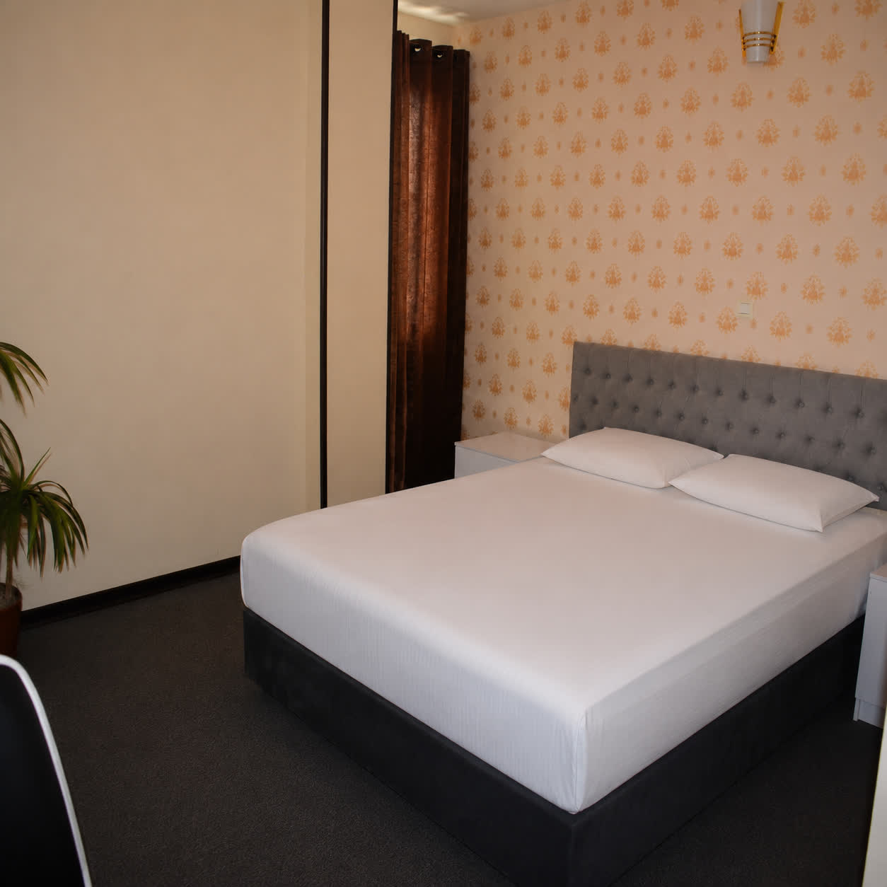 Aseman Shahr Hotel