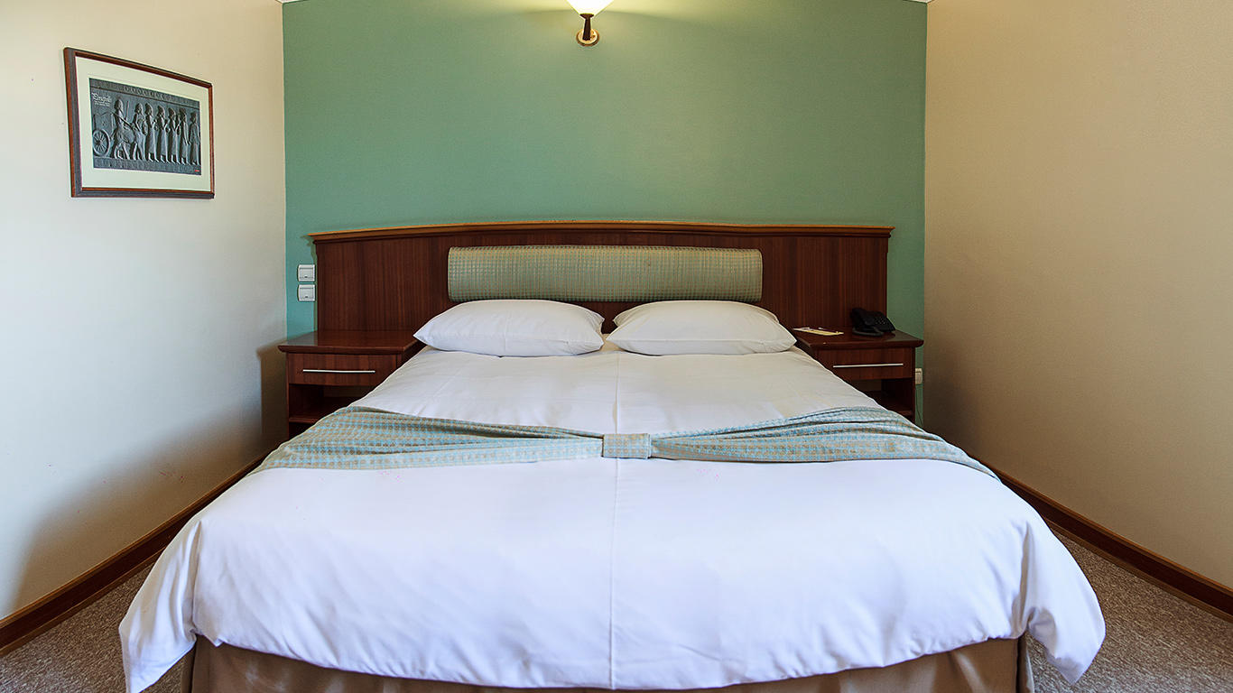Eskan Forsat Hotel
