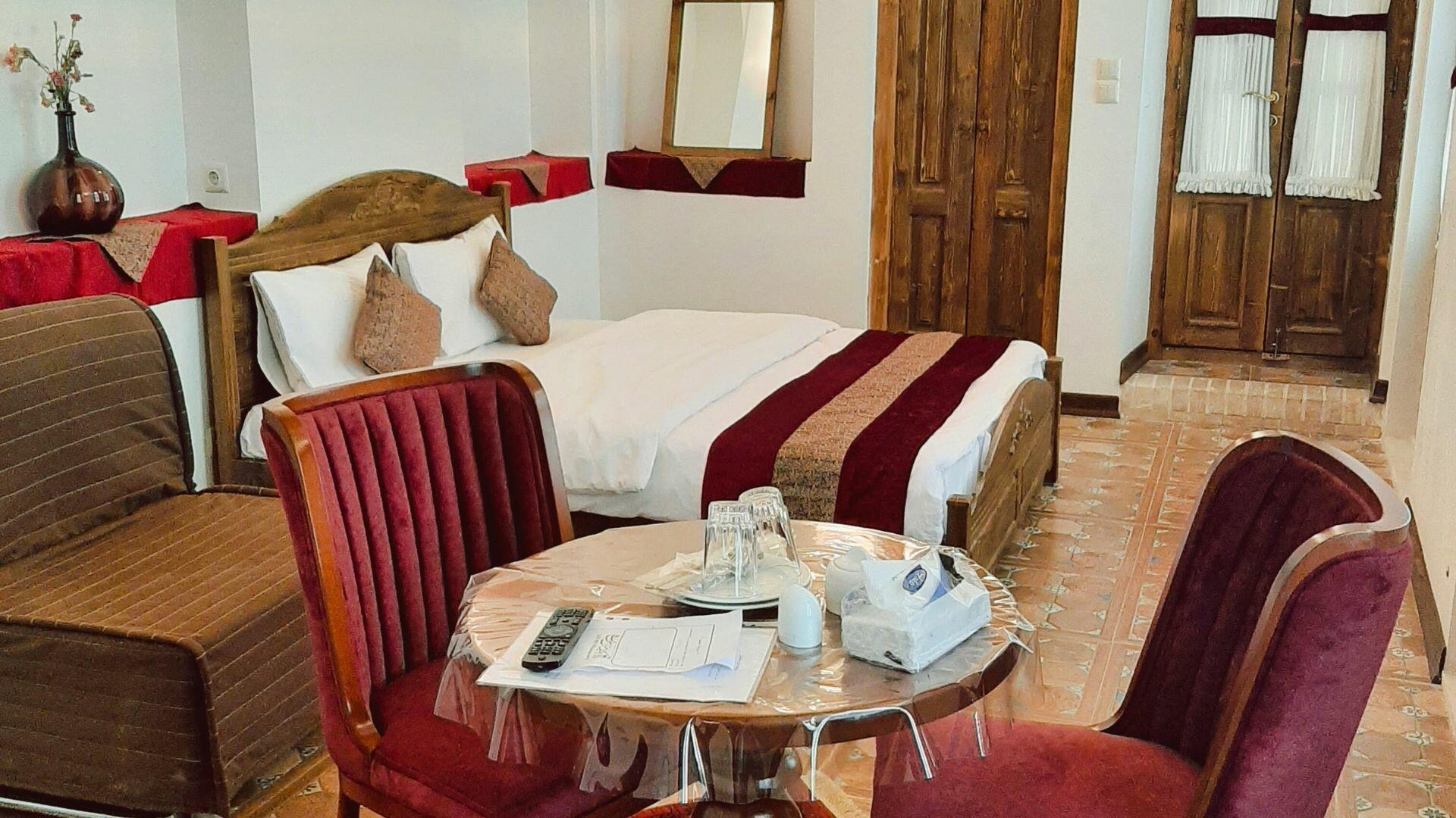 Esfanjan Hotel